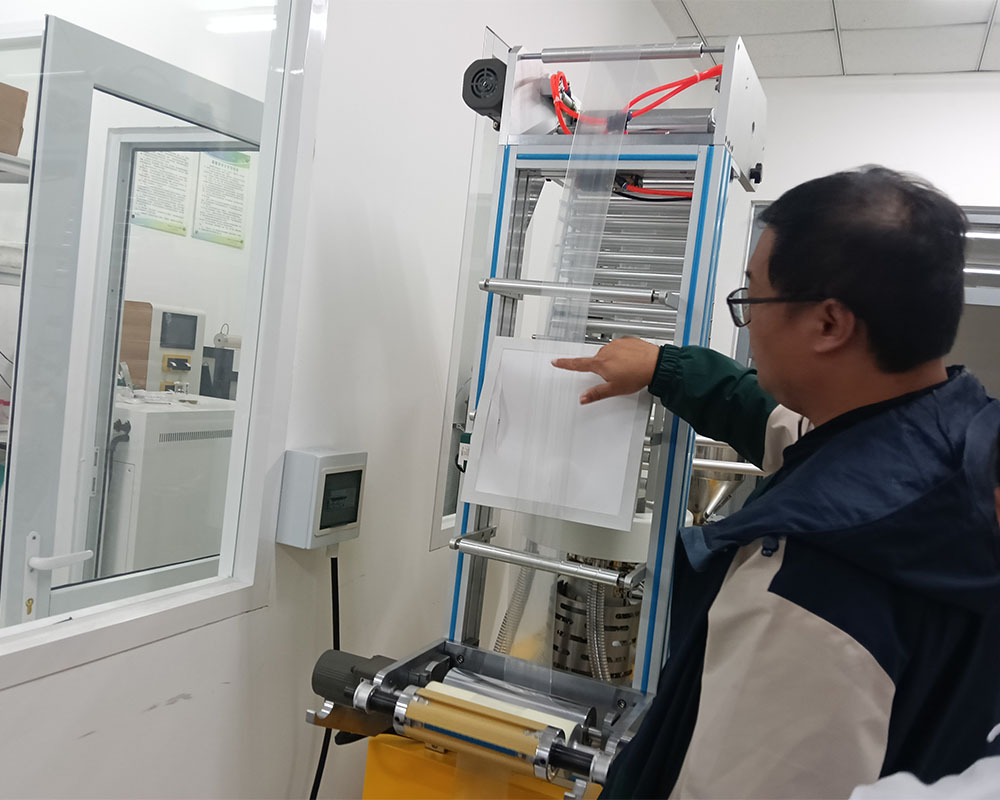 天津科技大学吹膜机.jpg 天津科技大学吹膜机.jpg